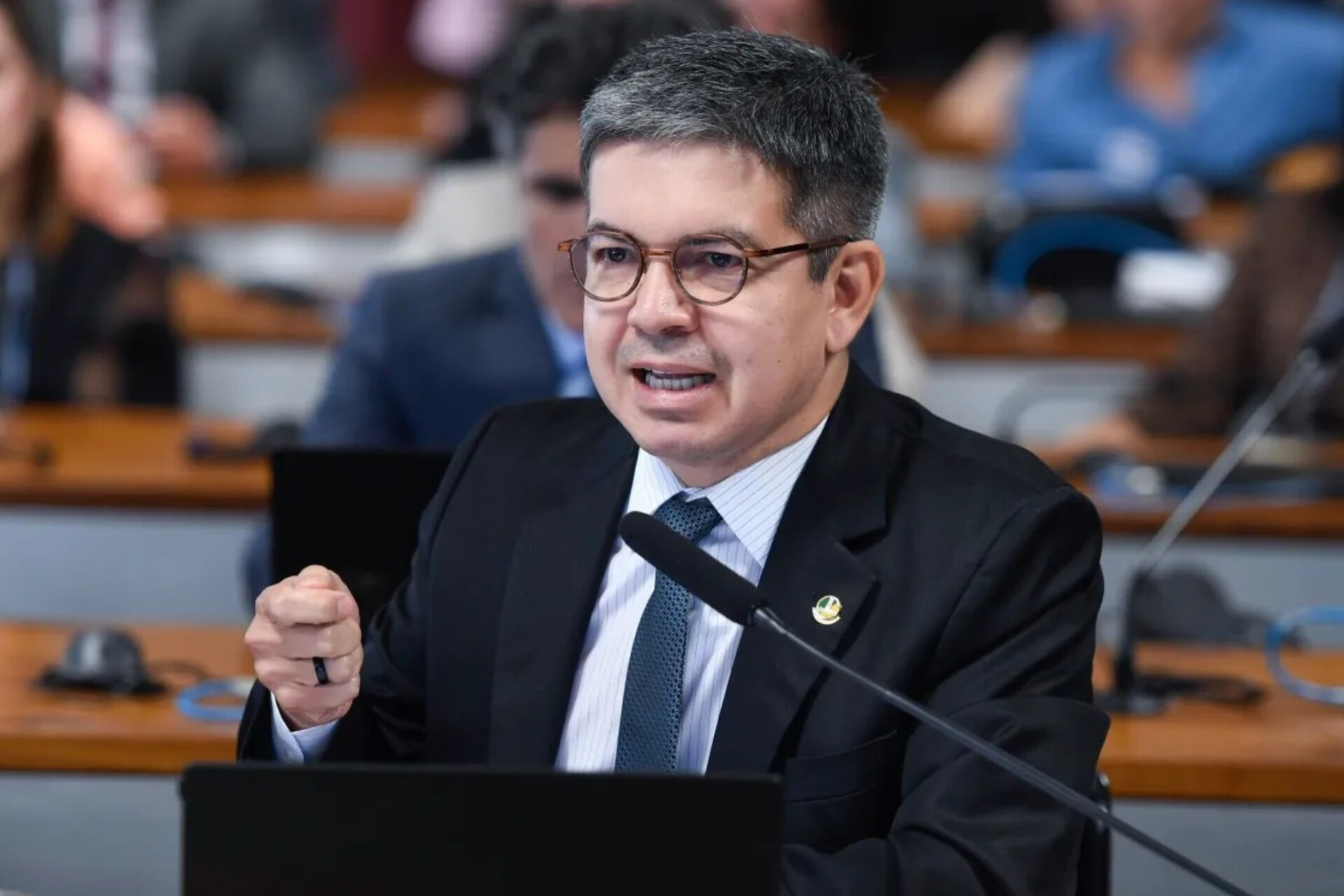 Com relatoria de Randolfe, Senado aprova aumento de pena para furto de combustíveis