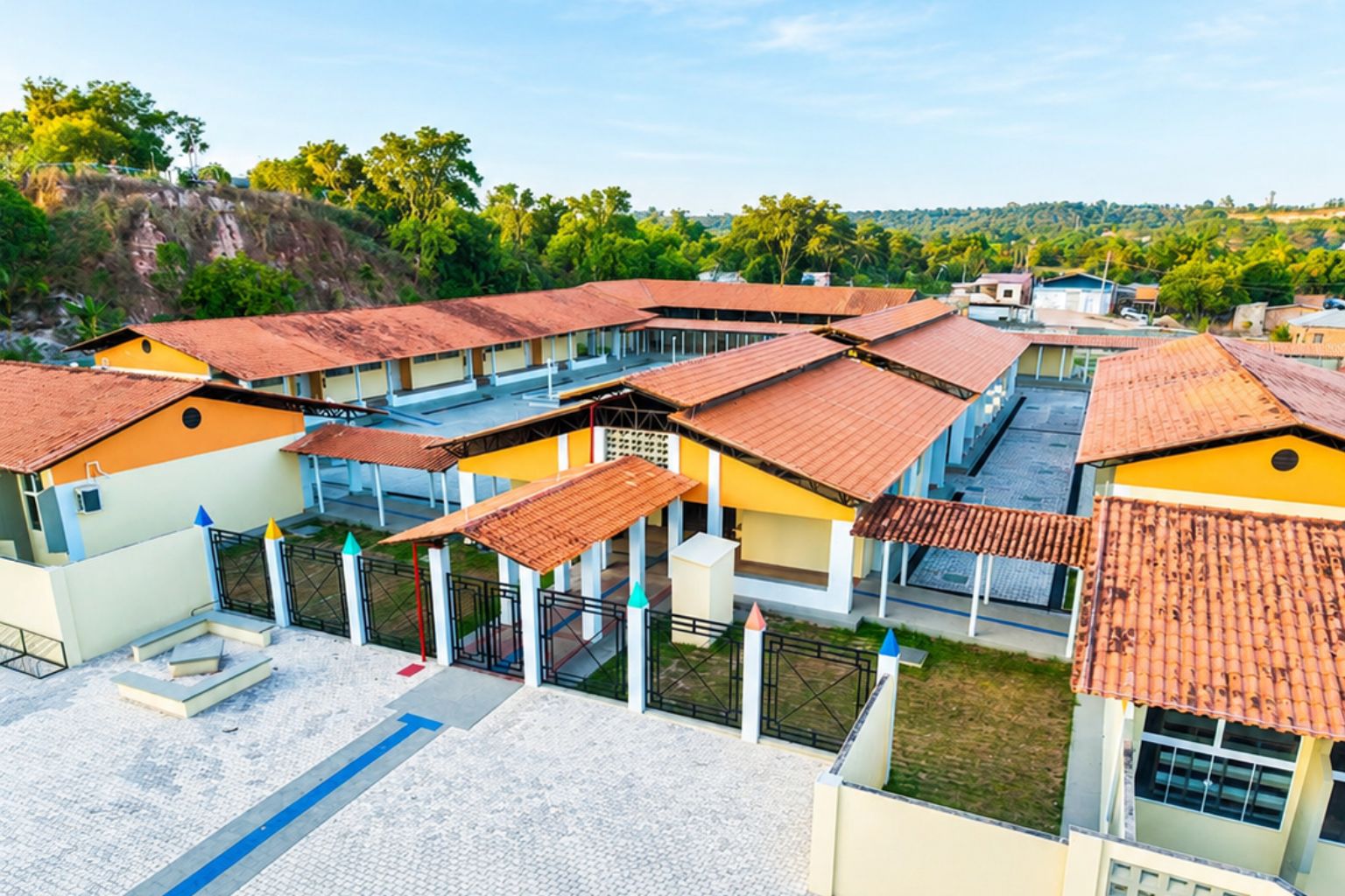 Escola em Laranjal do Jari ganha nova estrutura e é inaugurada